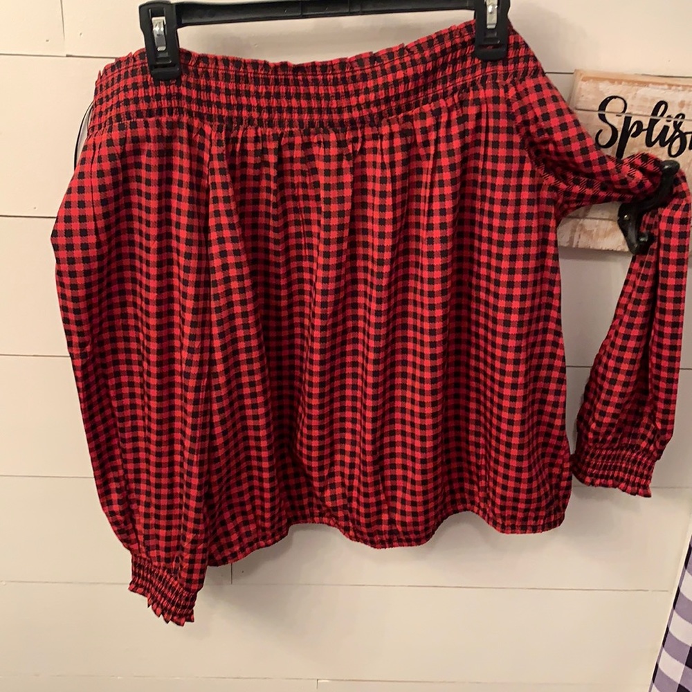 New with tags black/red off shoulder shirt